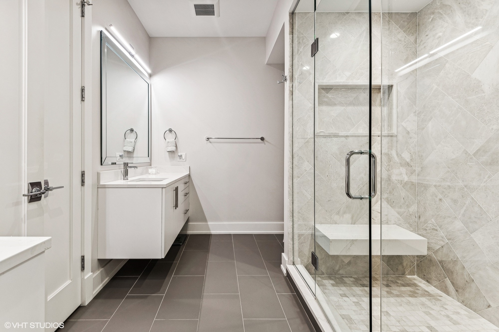 220 South Green Street, Unit 3N Chicago, IL 60607 - Photo 21 of 34 a bathroom with a sink and mirror