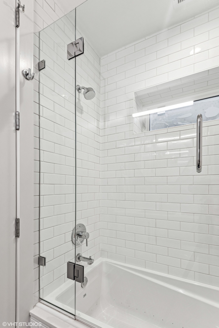 220 South Green Street, Unit 3N Chicago, IL 60607 - Photo 26 of 34 a bathroom with a bathtub and shower