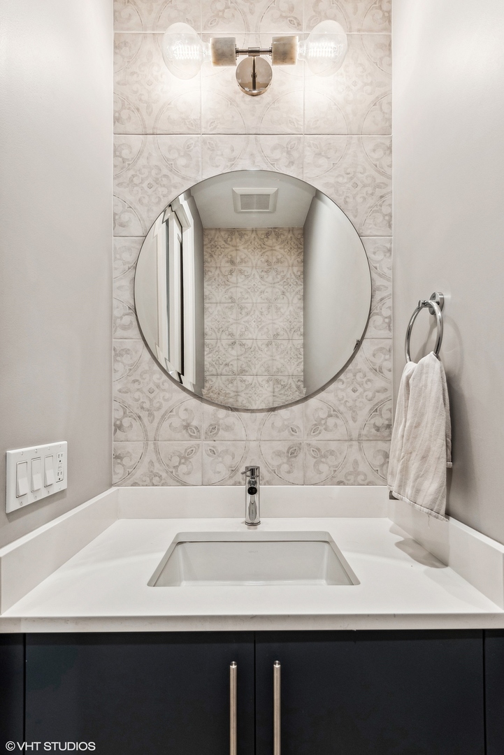 220 South Green Street, Unit 3N Chicago, IL 60607 - Photo 28 of 34 a bathroom with a sink and a mirror