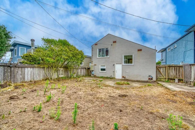 a house view with backyard space