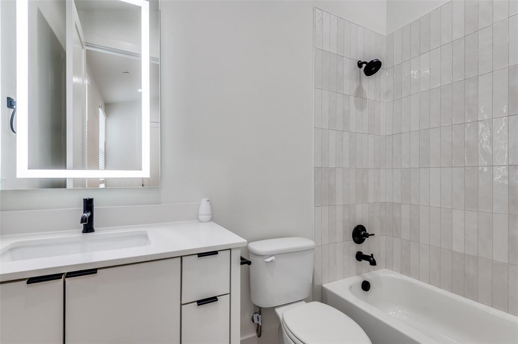 1147 North Madison Avenue, Unit 102 Dallas, TX 75208 - Photo 16 of 24 Secondary bath featuring off-white glazed tile in the shower.