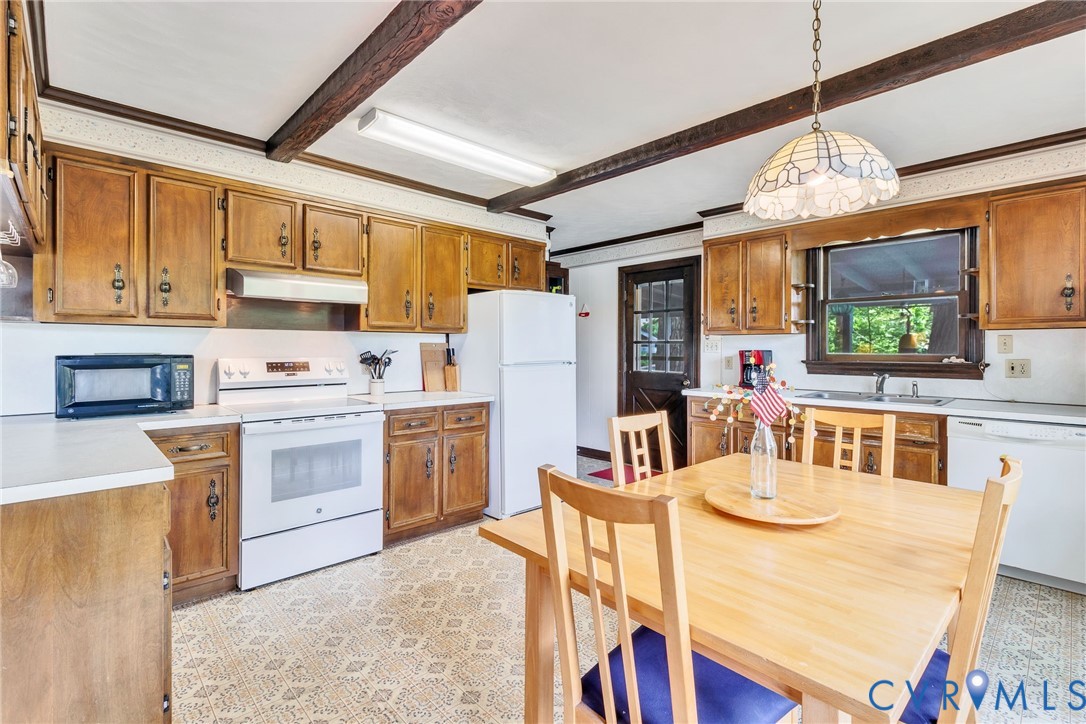 142 Bridge Lane Reedville, VA 22539 - Photo 4 of 56 a kitchen with microwave a stove and refrigerator