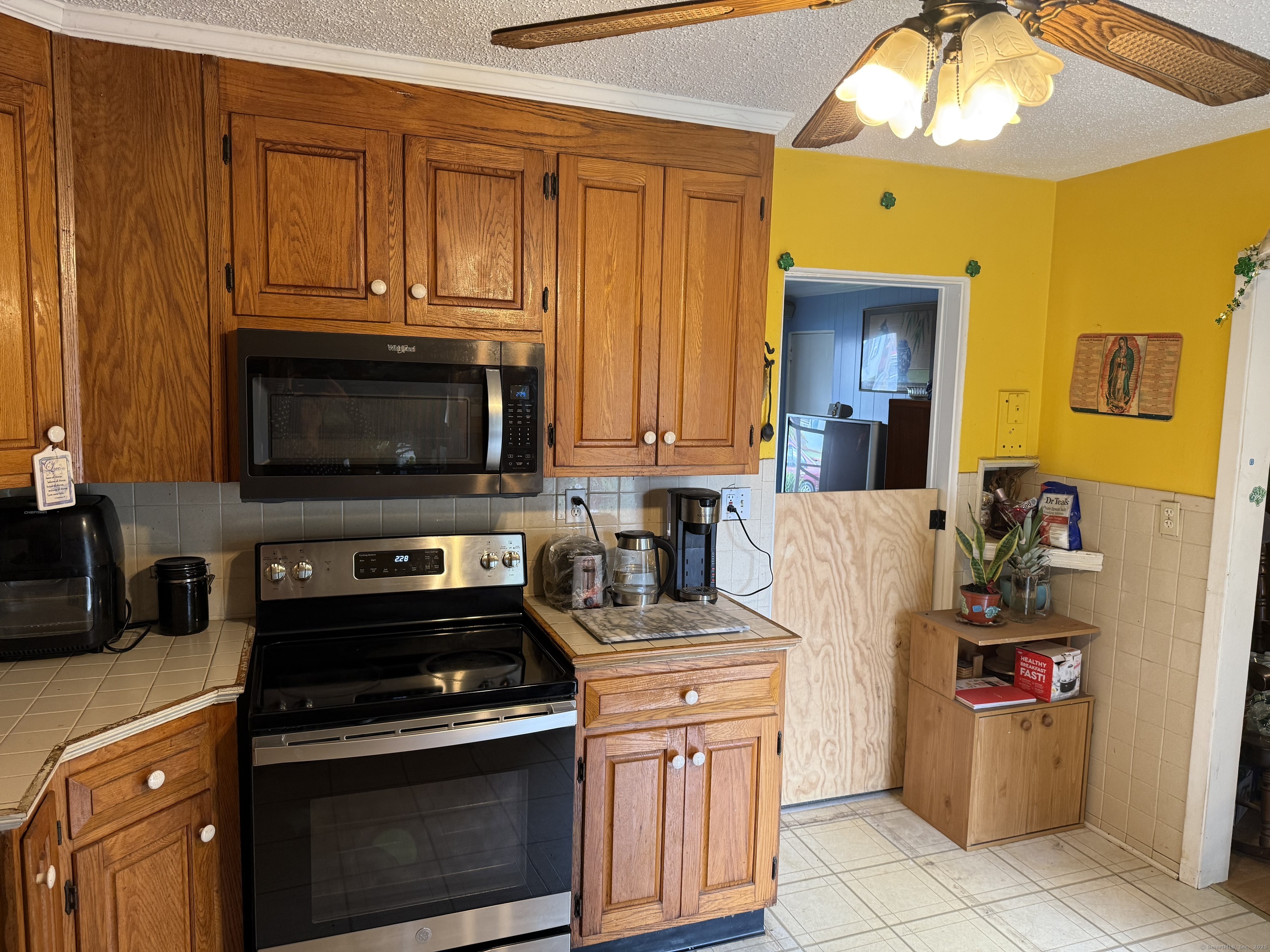 181 City View Avenue Bridgeport, CT 06606 - Photo 13 of 33 a kitchen with a stove and a microwave