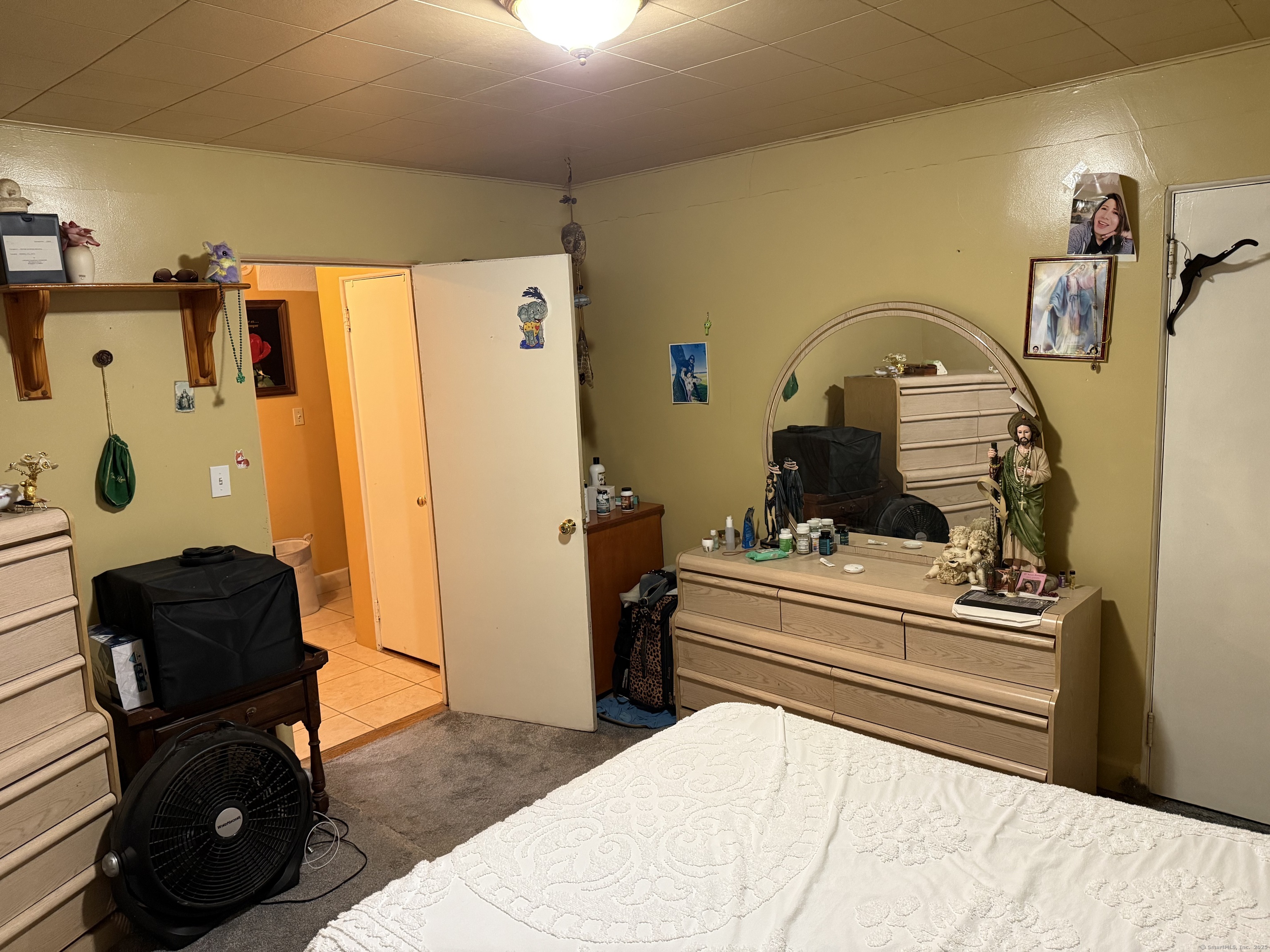 181 City View Avenue Bridgeport, CT 06606 - Photo 25 of 33 a bedroom with a bed and a mirror