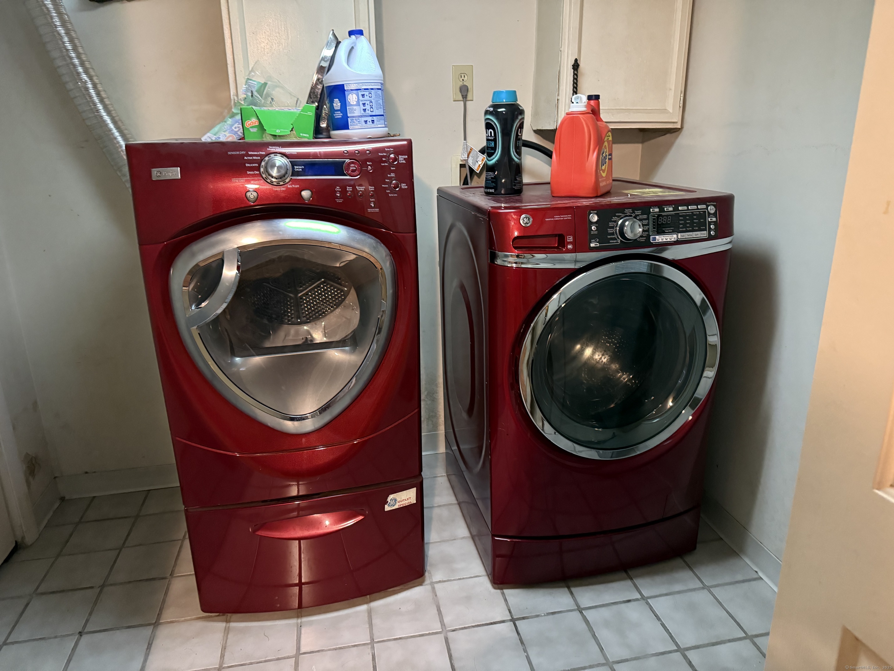 181 City View Avenue Bridgeport, CT 06606 - Photo 29 of 33 a utility room with dryer and washer