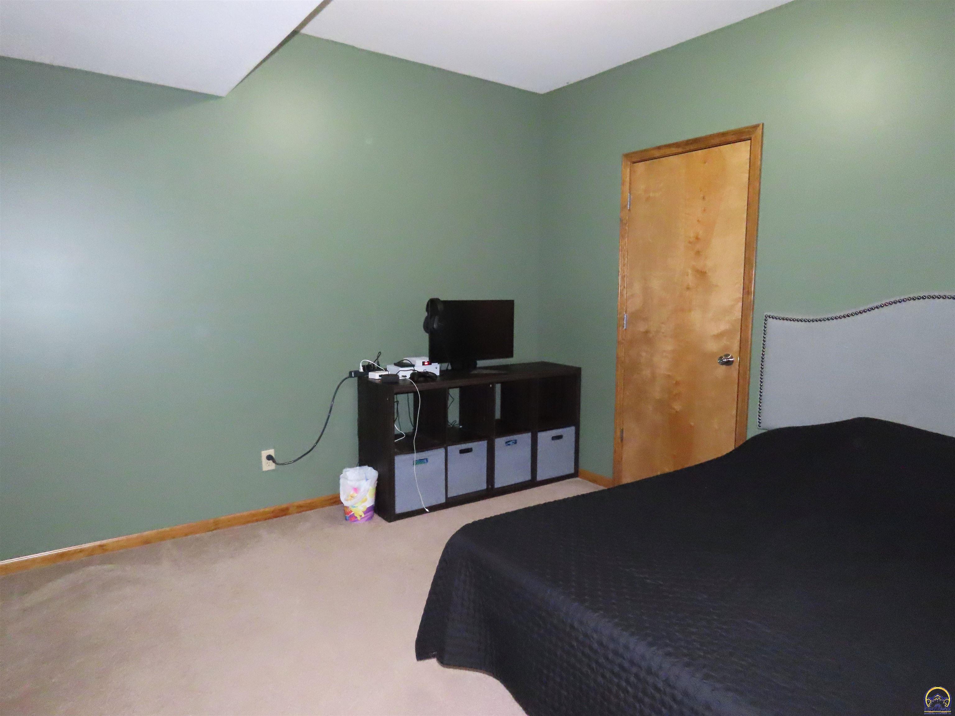 3909 Northwest Fielding Terrace Topeka, KS 66618 - Photo 24 of 33