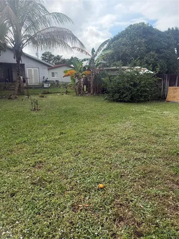 a view of a yard in front of the house