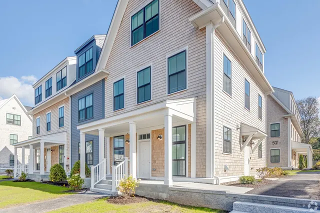 $3,100 | 60 Pleasant Street, Unit 3B, Hyannis, MA 02601