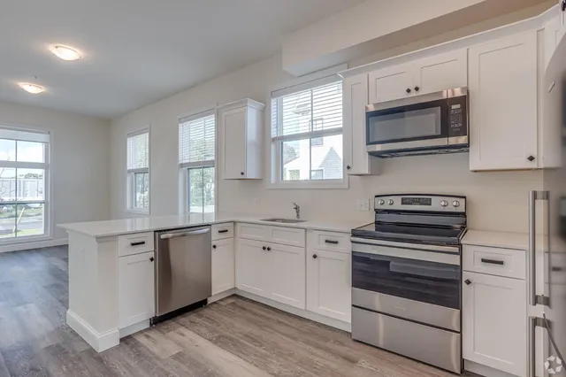 $3,100 | 60 Pleasant Street, Unit 3B, Hyannis, MA 02601