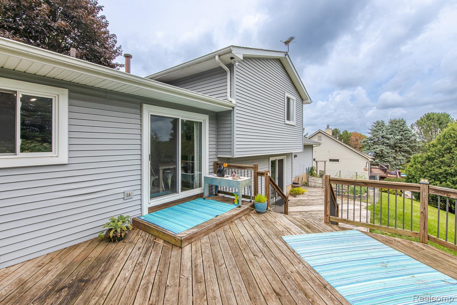 9618 Ridge Top Trail Clarkston, MI 48348 - Photo 28 of 32 Spacious Deck off of Kitchen