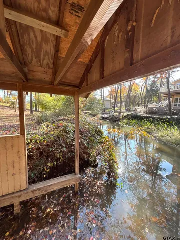 a view of a house with backyard and a garden