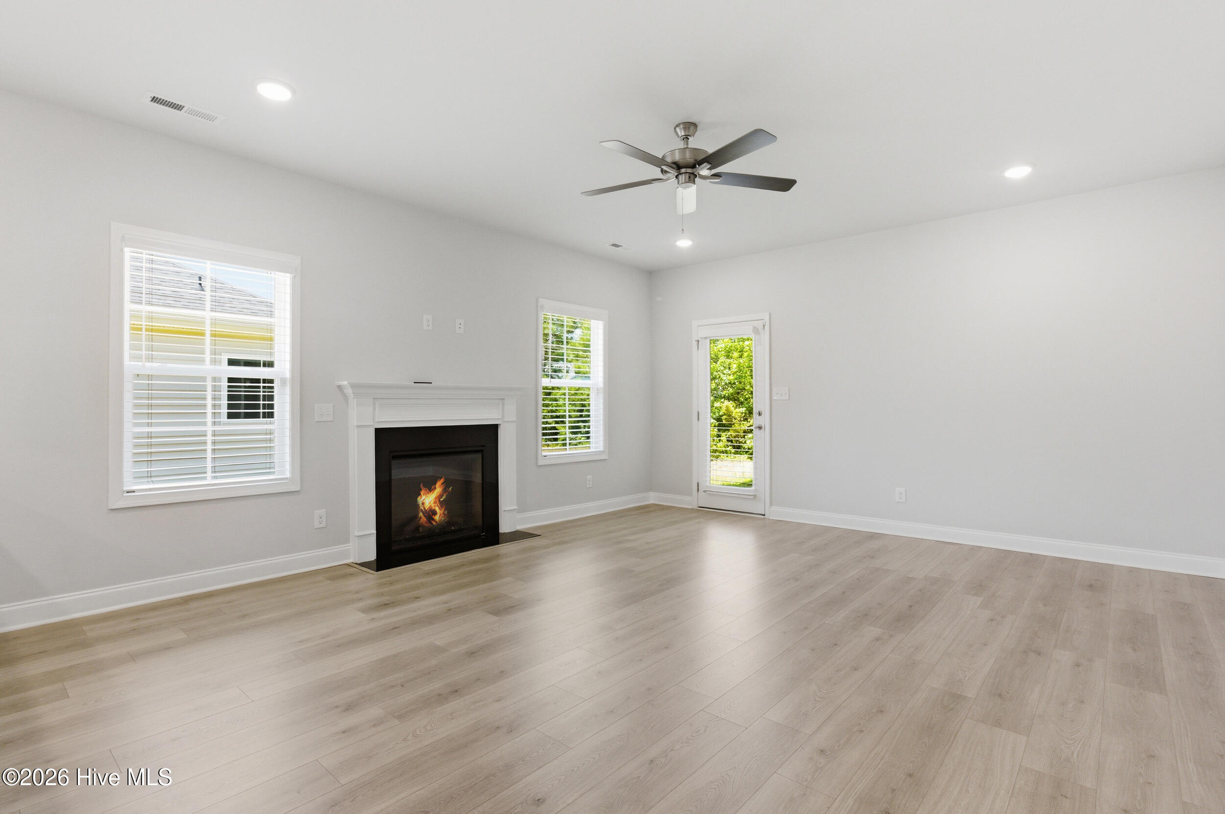 1011 Hot Rod Road New Bern, NC 28562 - Photo 7 of 40 Living Room