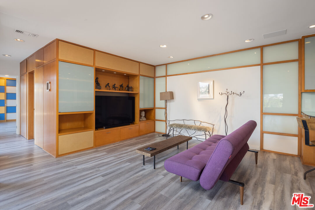 1000 Stradella Road Los Angeles, CA 90077 - Photo 22 of 45 a living room with furniture