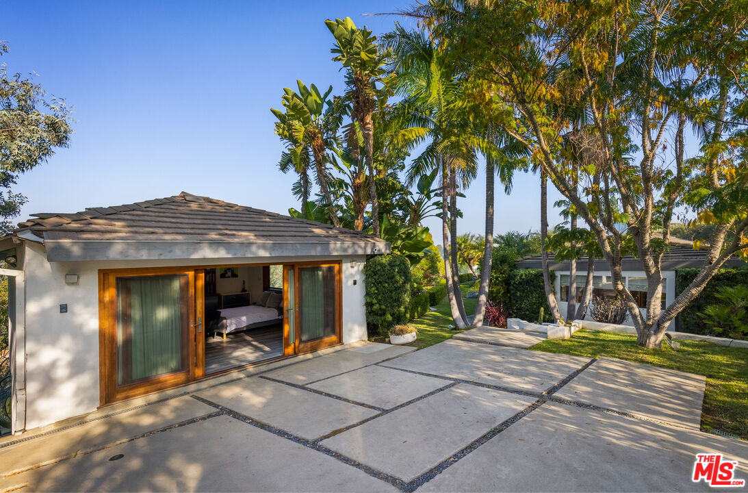 1000 Stradella Road Los Angeles, CA 90077 - Photo 34 of 45 a view of outdoor space and yard