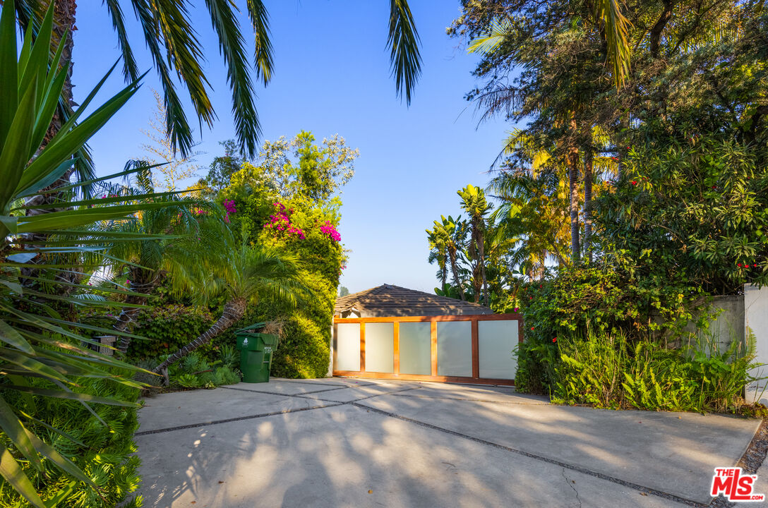 1000 Stradella Road Los Angeles, CA 90077 - Photo 41 of 45 a view of a back yard of the house