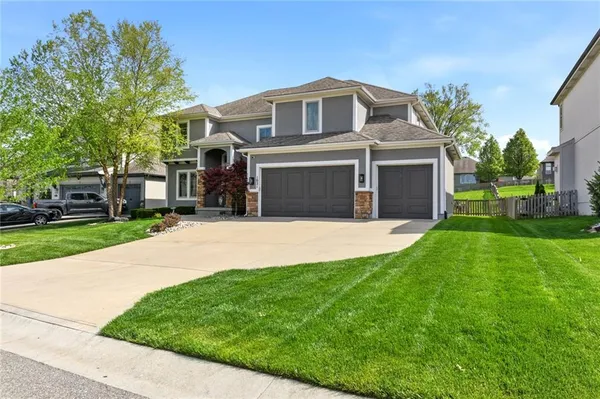 $699,900 | 1021 Southwest Drake Circle, Lee's Summit, MO 64082