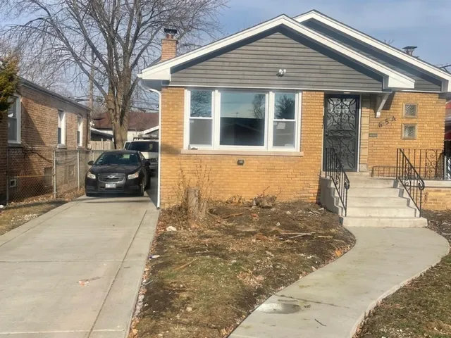 $299,999 | 654 West 111th Street, Chicago, IL 60628