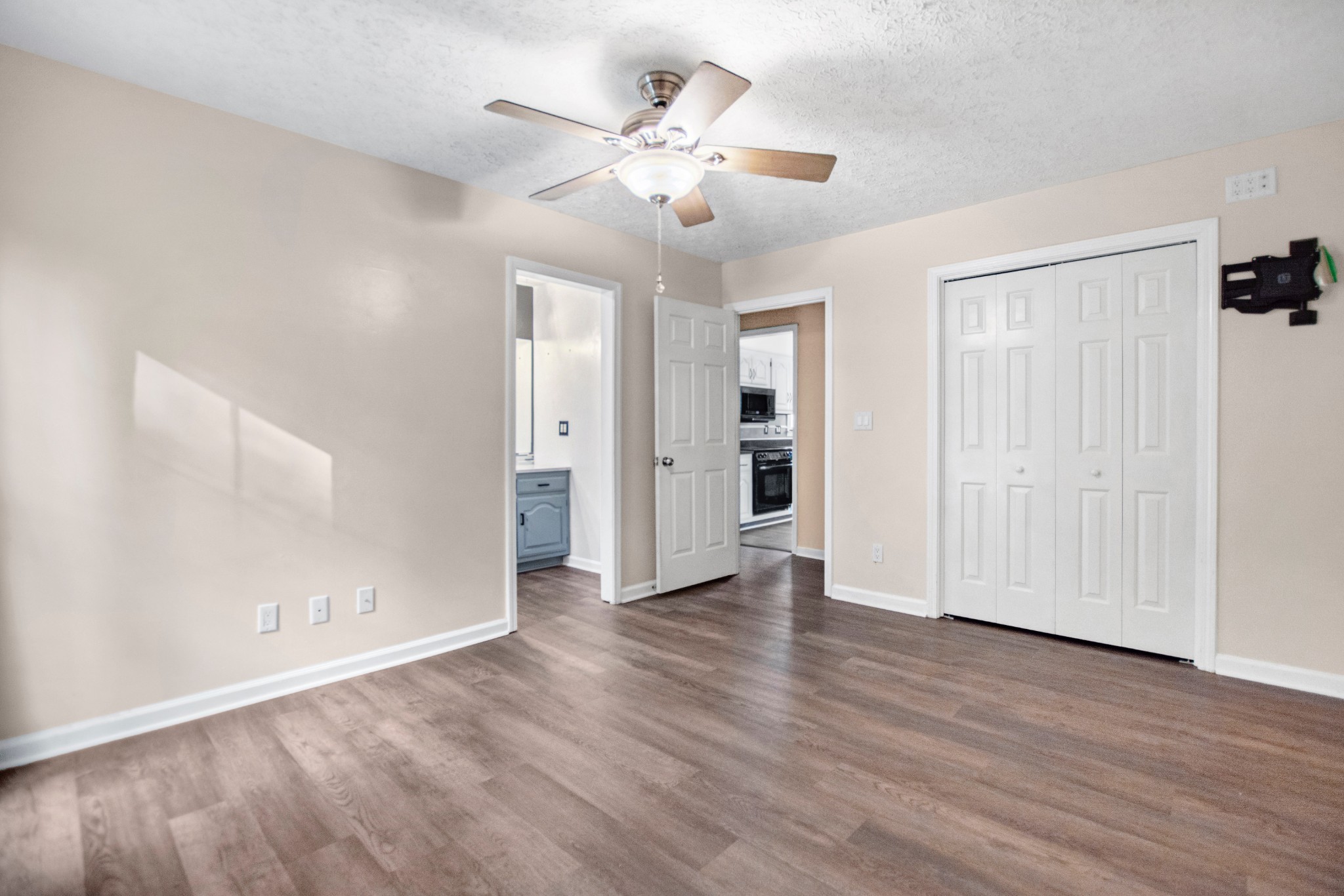 128 South Richview Road Clarksville, TN 37043 - Photo 15 of 19 an empty room with wooden floor and ceiling fan