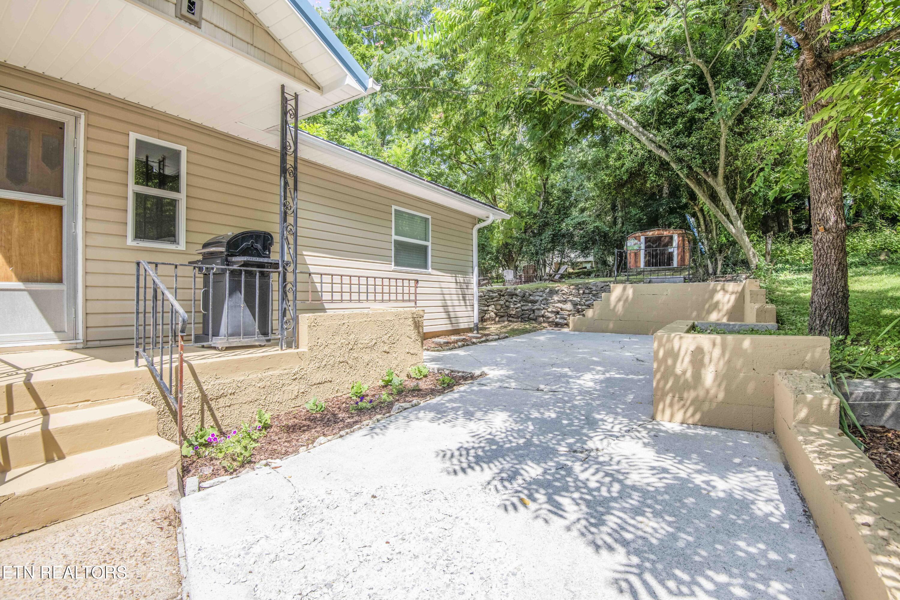 306 West Faunce Road Oak Ridge, TN 37830 - Photo 2 of 39 yard 17_1