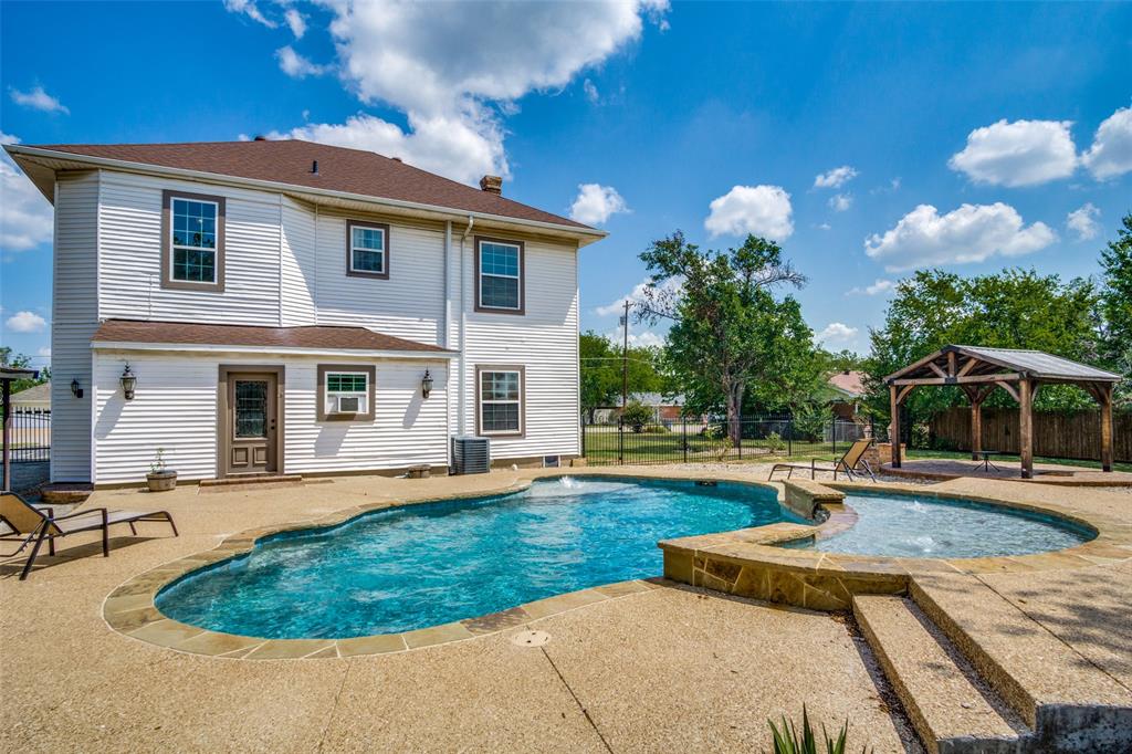 1211 Cherokee Street Weatherford, TX 76086 - Photo 20 of 29 a front view of a house with garden