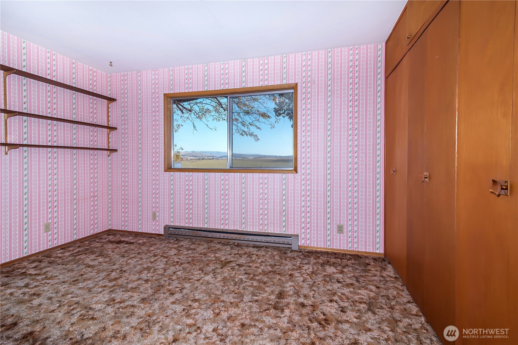 1171 Cleman Road Ellensburg, WA 98926 - Photo 17 of 38 an empty room with painting on the wall and a window