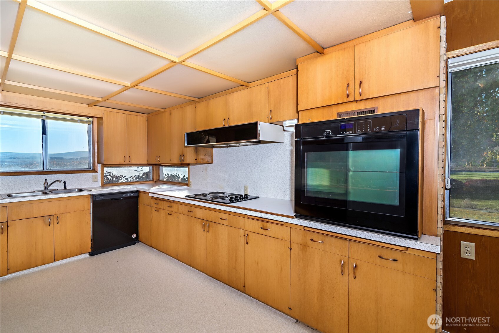 1171 Cleman Road Ellensburg, WA 98926 - Photo 6 of 38 a kitchen with stainless steel appliances granite countertop a stove a sink and a microwave