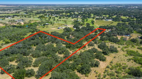 $400,000 | 669 County Road 768, Devine, TX 78016
