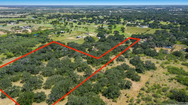 $450,000 | 669 County Road 768, Devine, TX 78016