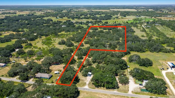 $400,000 | 669 County Road 768, Devine, TX 78016