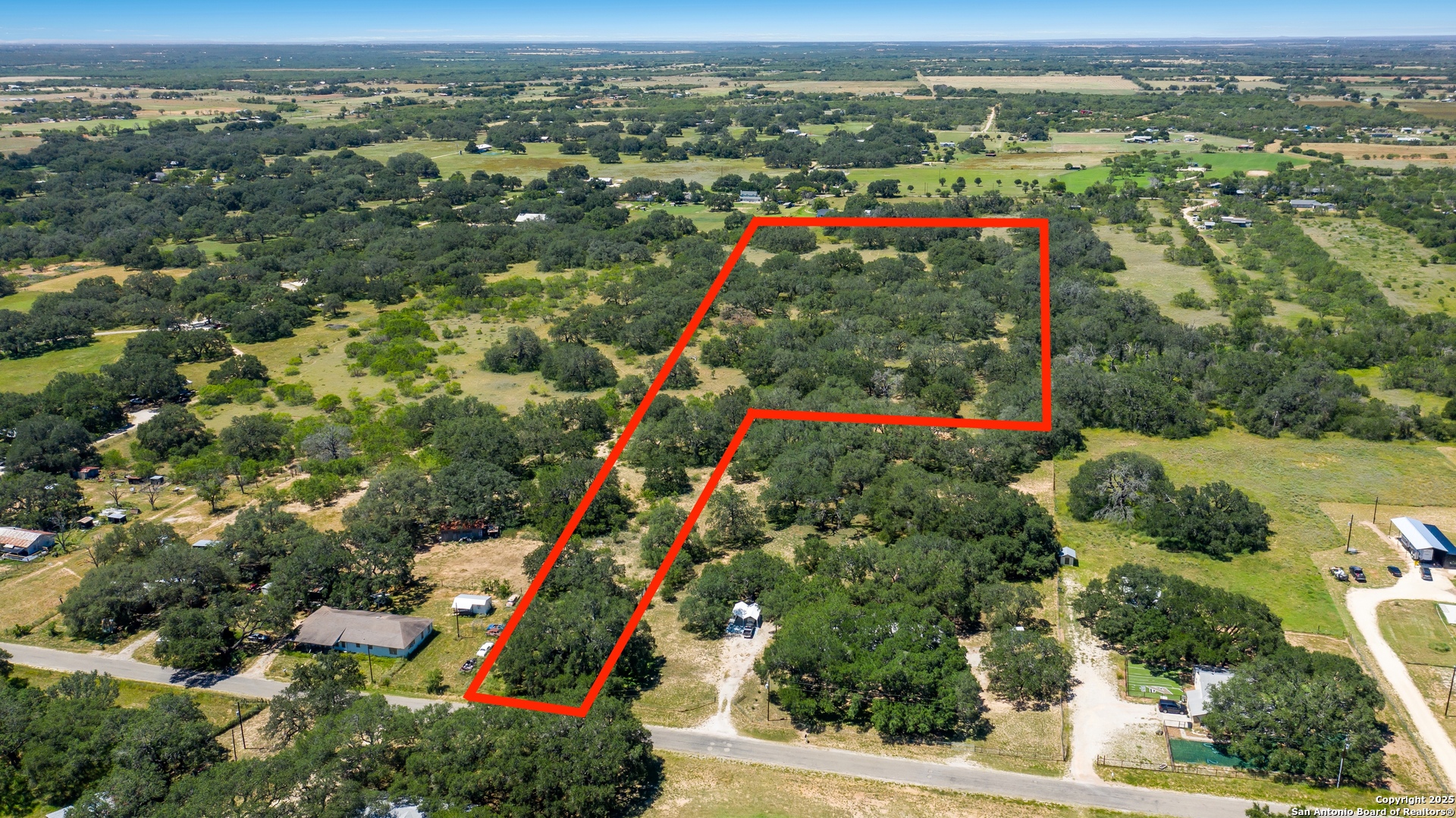 669 County Road 768 Devine, TX 78016 - Photo 5 of 10