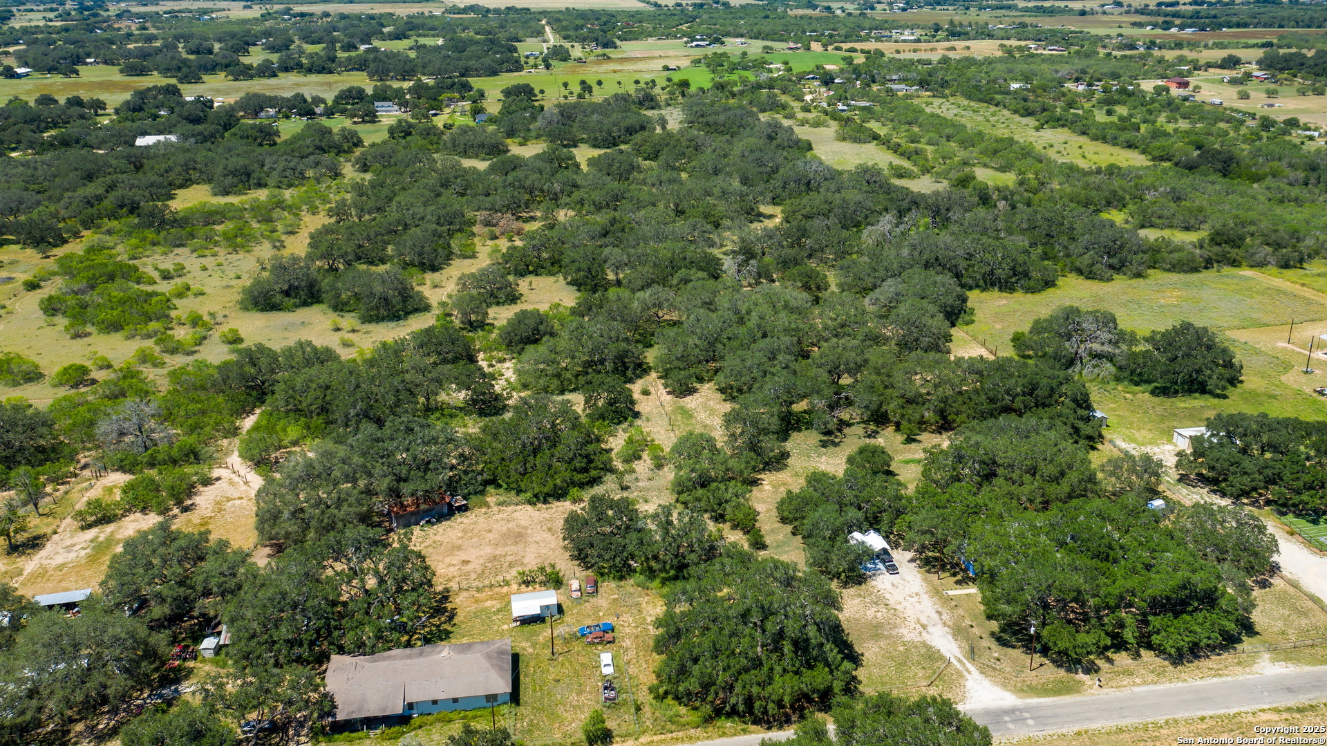 669 County Road 768 Devine, TX 78016 - Photo 7 of 10