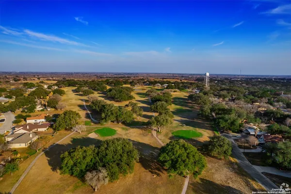 $400,000 | 669 County Road 768, Devine, TX 78016