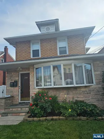 $2,300 | 240 Copeland Avenue, Unit 2, Lyndhurst, NJ 07071