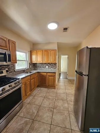 $2,300 | 240 Copeland Avenue, Unit 2, Lyndhurst, NJ 07071