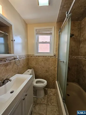 $2,300 | 240 Copeland Avenue, Unit 2, Lyndhurst, NJ 07071