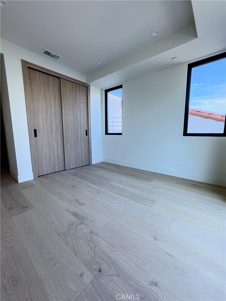 404 16th Street Manhattan Beach, CA 90266 - Photo 19 of 58 a view of an empty room