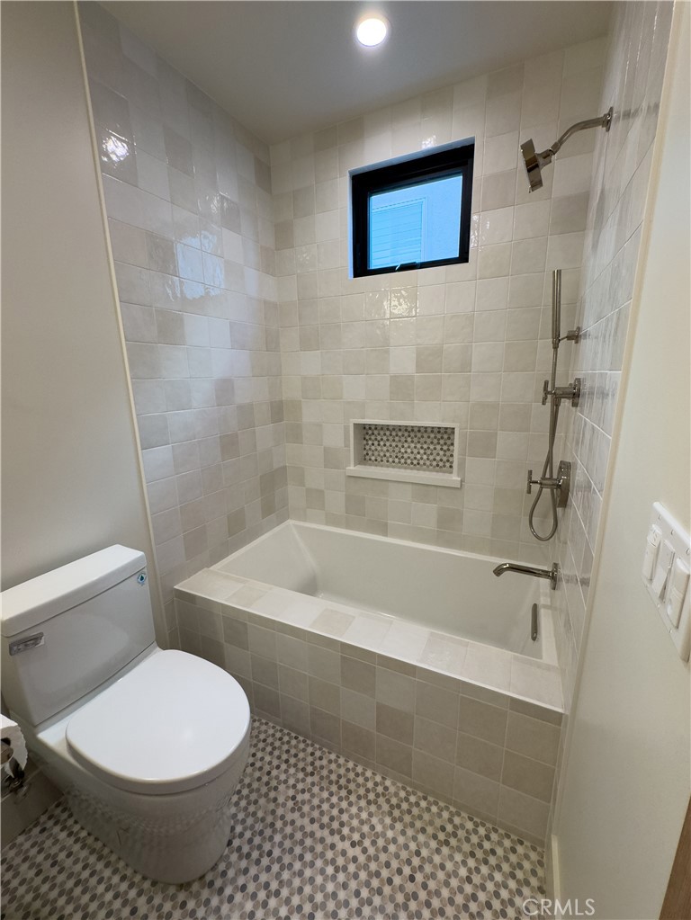 404 16th Street Manhattan Beach, CA 90266 - Photo 24 of 58 a bathroom with a toilet a sink and bathtub