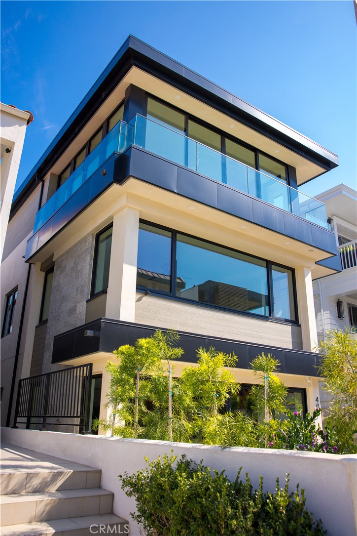 404 16th Street Manhattan Beach, CA 90266 - Photo 54 of 58 a front view of a house with a garden