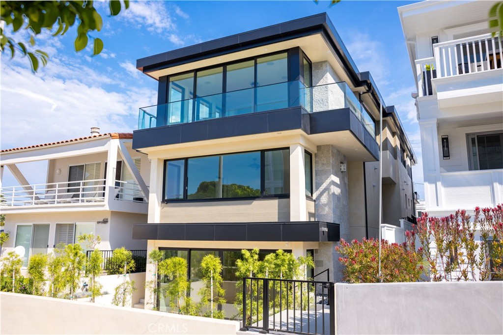 404 16th Street Manhattan Beach, CA 90266 - Photo 55 of 58 a front view of a house with a yard