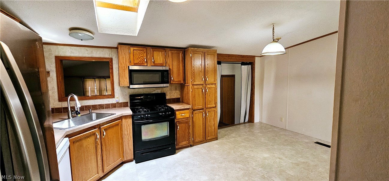 1860 Middle Road Pierpont, OH 44082 - Photo 3 of 23