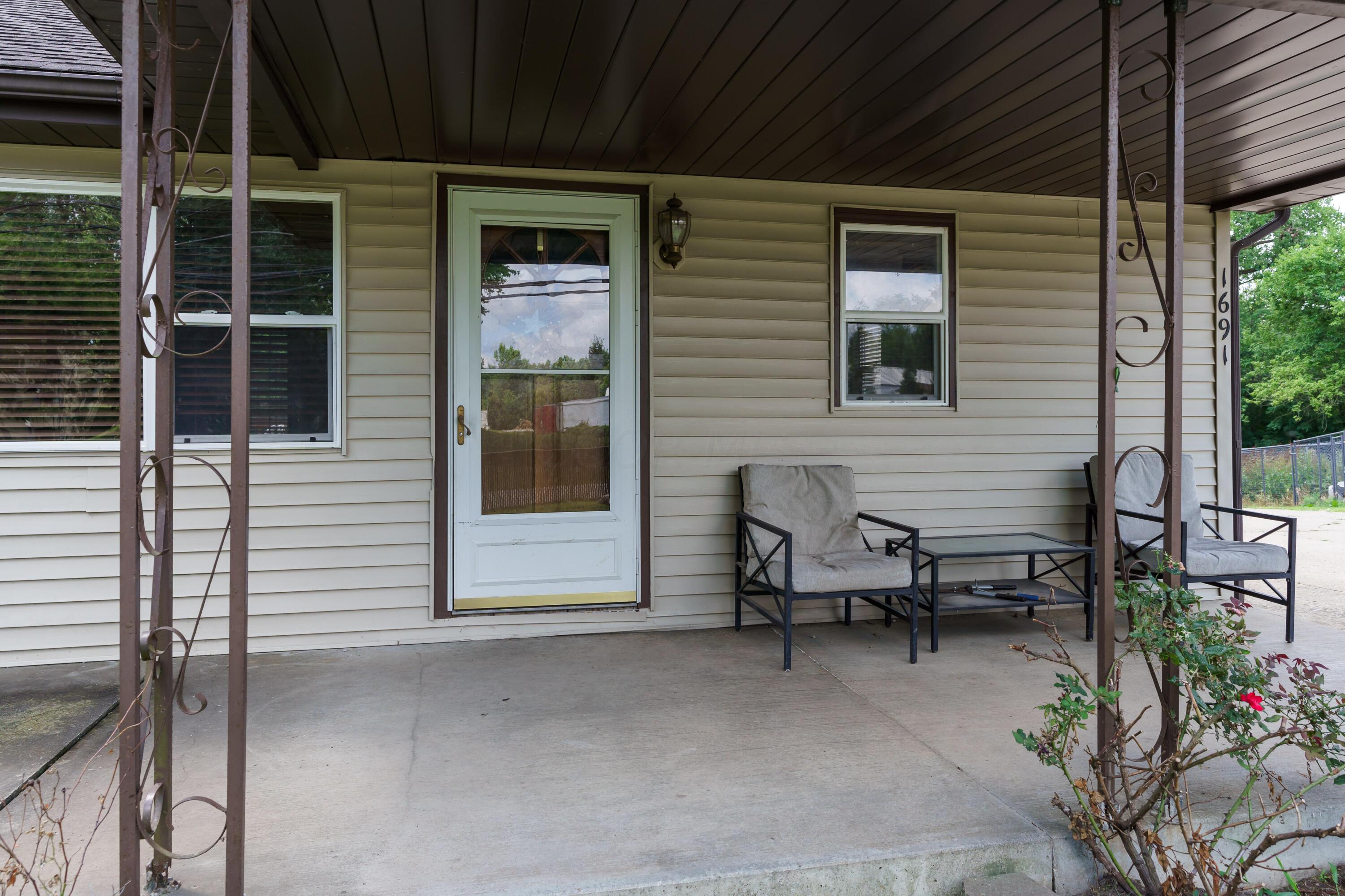 1691 Dyer Road Grove City, OH 43123 - Photo 5 of 108 Enjoy a cool glass of lemonade and waive to the neighbors