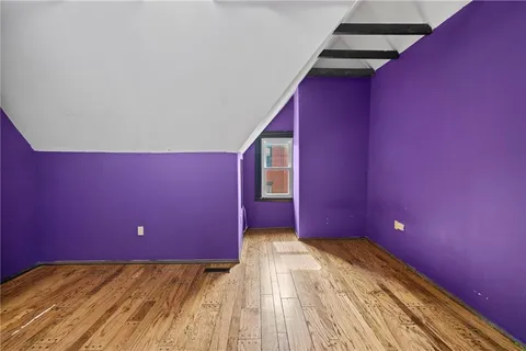 a picture of a very nice looking hallway