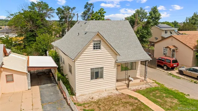a view of a house with backyard and sitting area