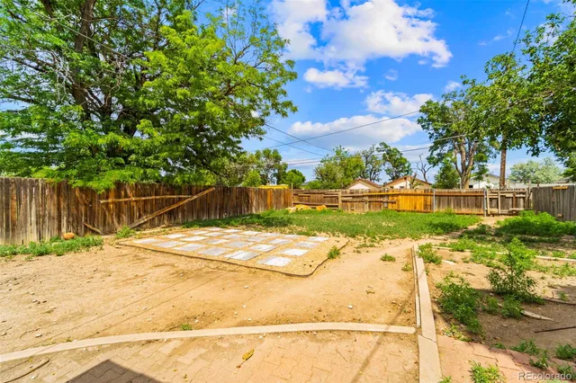 a view of a backyard