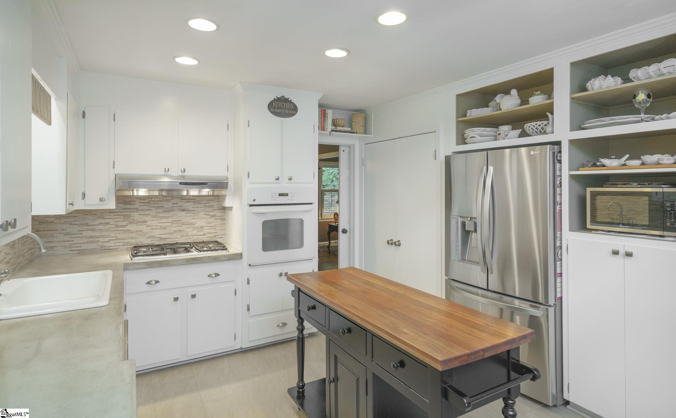 421 Henderson Road Greenville, SC 29607 - Photo 11 of 36