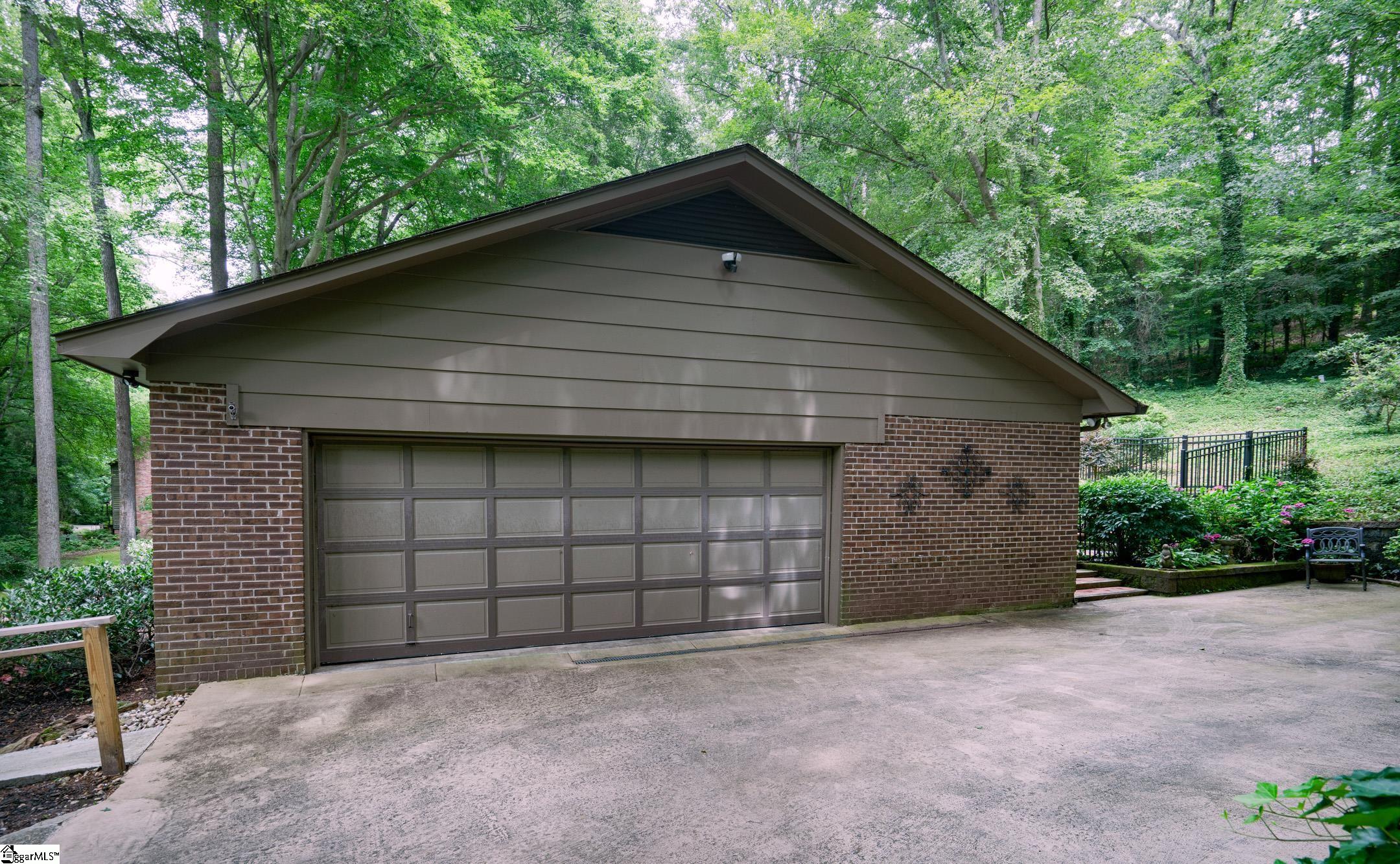 421 Henderson Road Greenville, SC 29607 - Photo 27 of 36