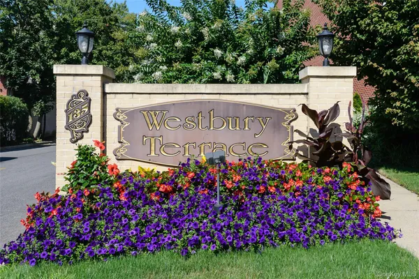 $2,850 | 135 Post Avenue, Unit 5T, Westbury, NY 11590