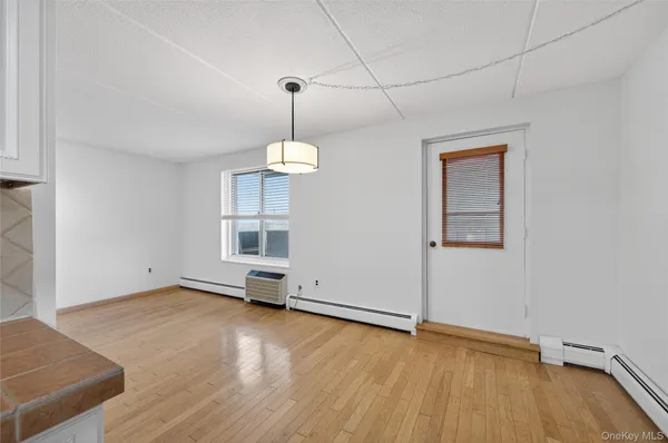 $2,850 | 135 Post Avenue, Unit 5T, Westbury, NY 11590