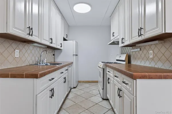 $2,850 | 135 Post Avenue, Unit 5T, Westbury, NY 11590