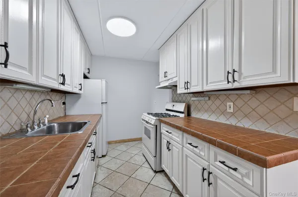 $2,850 | 135 Post Avenue, Unit 5T, Westbury, NY 11590